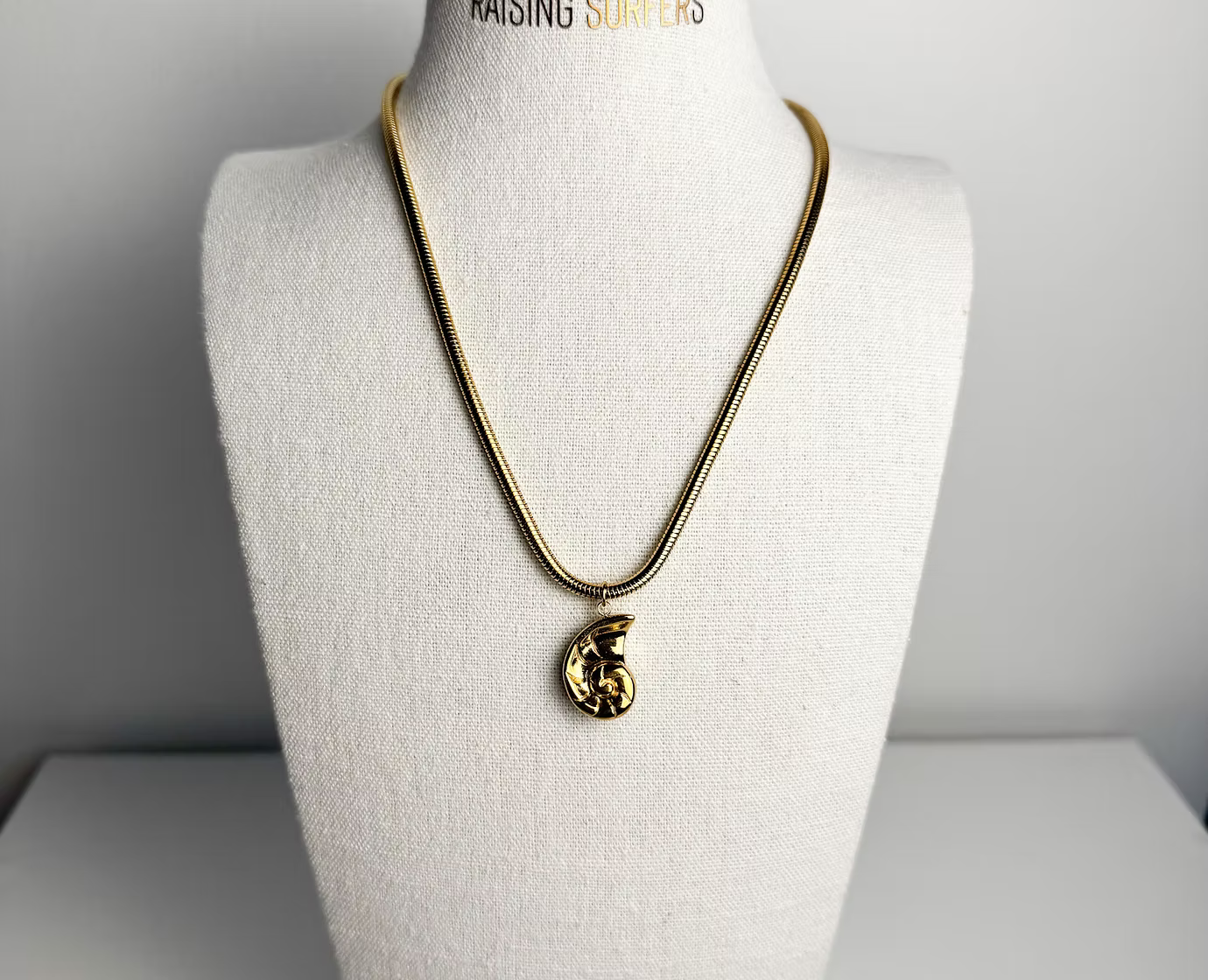 Shelly Necklace RAISING SURFERS