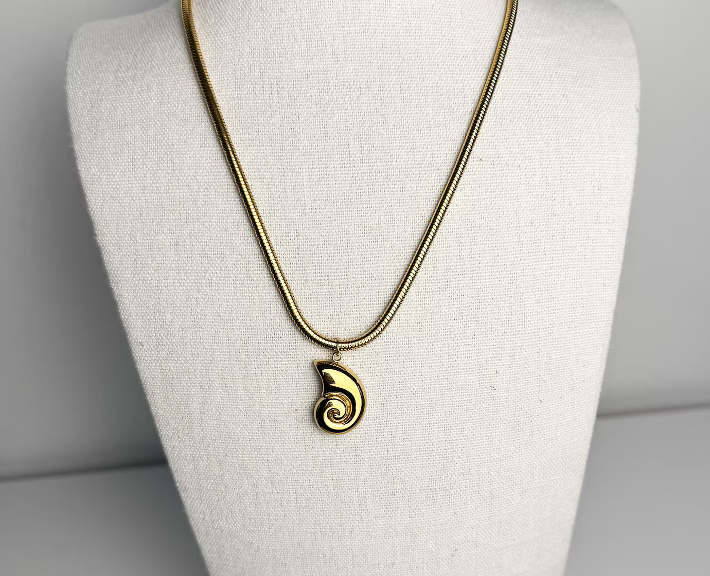 Shelly Necklace RAISING SURFERS