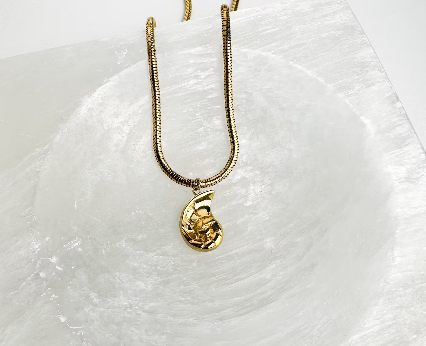 Shelly Necklace RAISING SURFERS